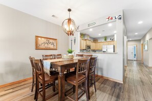 Dining - Tranquil and Beautiful 3 Bed Condo on Table Rock Lake!! (Branson)