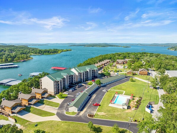 Exterior - Tranquil and Beautiful 3 Bed Condo on Table Rock Lake!! (Branson)