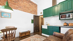 A kitchen with green cabinets, a microwave, and a toaster. - Arapiles Crash Pad in Natimuk (Natimuk)