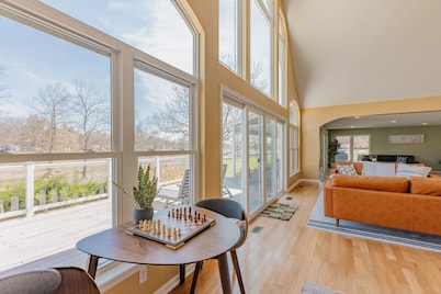 Luxurious Retreat Spacious with Deck BBQ Grill