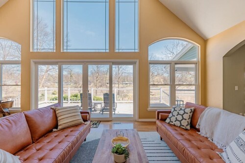 Luxurious Retreat Spacious with Deck BBQ Grill