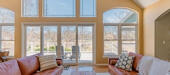 Luxurious Retreat Spacious with Deck BBQ Grill