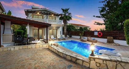 Peyia View - 5 Bed Villa-Walk to Village-Newly Renovated-Private Pool-IPTV- Studio