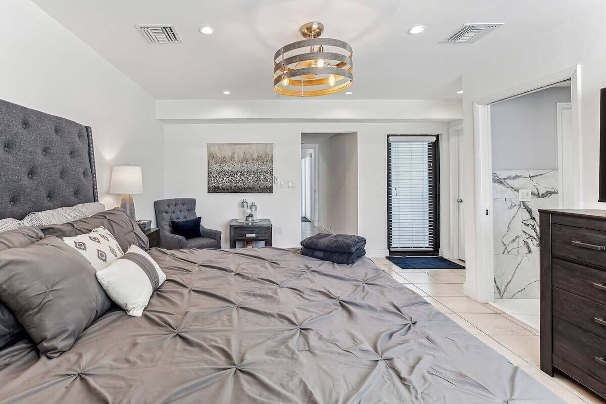 4 bedrooms, iron/ironing board, free WiFi, bed sheets