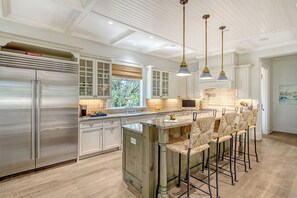 ثلاجة، ميكروويف، فرن، غسالة أطباق