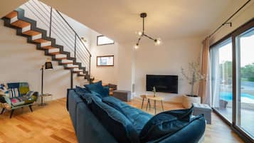 Villa (Four Bedroom with Heated Pool and Jac) | Sala de estar | Smart TV de 32 pulgadas con canales por cable y tenis de mesa