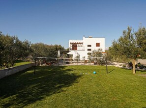 Villa (Four Bedroom with Heated Pool and Jac) | Zona de juegos infantil al aire libre