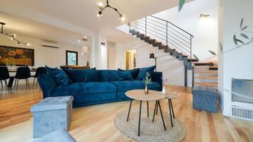 Villa (Four Bedroom with Heated Pool and Jac) | Living room | 32-inch Smart TV with cable channels, ping pong