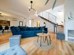 Villa (Four Bedroom with Heated Pool and Jac) | Sala de estar | Smart TV de 32 pulgadas con canales por cable, una mesa de tenis de mesa