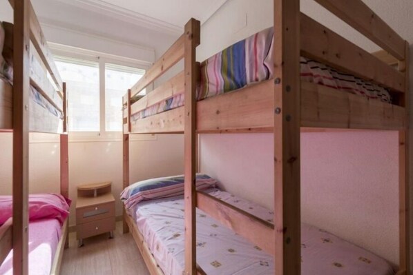 2 Schlafzimmer, Bügeleisen/Bügelbrett