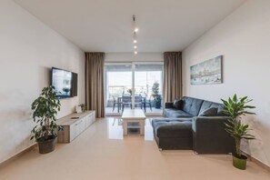 Smart TV - Cosy Mellieħa apartment just steps from the beach 🏖️ with 3 bedrooms, 3 bathrooms, terrace & modern comforts—perfect for families, friends or business stays 🌴. (Il-Mellieħa)
