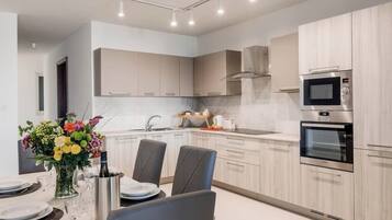 Kylskåp, mikrovågsugn, ugn och spishäll