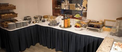 Ein reichhaltiges Buffet mit verschiedenen Speisen und Beilagen.