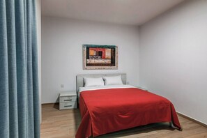 1 habitación, tabla de planchar con plancha y cuna de viaje 