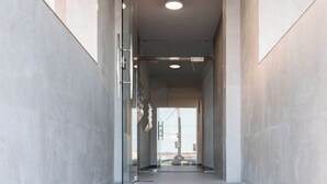 Un interior moderno con una escalera que conduce a un pasillo.