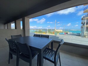 Outdoor dining - 9ten11 Maisonette – Ground-floor seafront stay with large patio, modern interiors & direct access to Mellieha Beach. Perfect for families, couples & business trips. (Il-Mellieħa)