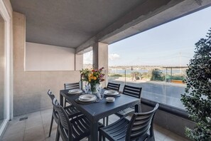 Dining - 9ten11 Maisonette – Ground-floor seafront stay with large patio, modern interiors & direct access to Mellieha Beach. Perfect for families, couples & business trips. (Il-Mellieħa)