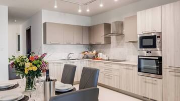 Fridge, oven, stovetop, dishwasher