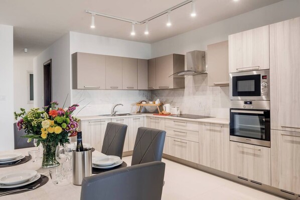 Réfrigérateur, un four, surface de cuisson, lave-vaisselle