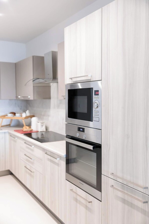 Køleskab, ovn, kogeplade, opvaskemaskine