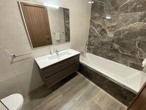 Towels - 9ten11 Maisonette – Ground-floor seafront stay with large patio, modern interiors & direct access to Mellieha Beach. Perfect for families, couples & business trips. (Il-Mellieħa)