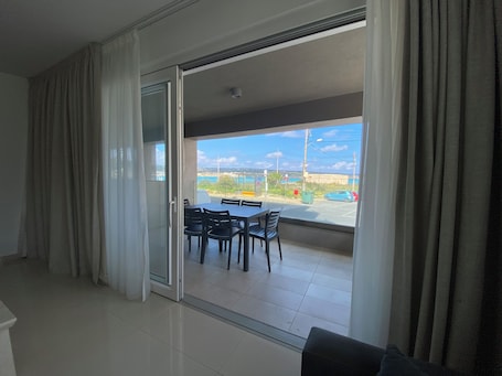 Interior. 9ten11 Maisonette – Ground-floor seafront stay with large patio, modern interiors & direct access to Mellieha Beach. Perfect for families, couples & business trips.