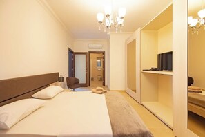 3 bedrooms, iron/ironing board, free WiFi, bed sheets