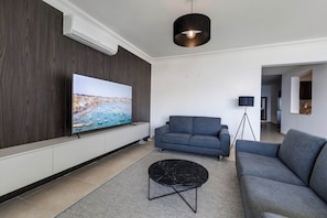 Smart TV - Modern 3-bed seafront apartment on the 6th floor of Sliema’s award-winning Fort Cambridge. Luxury living with stunning views in Malta’s most vibrant town. (Tas-Sliema)
