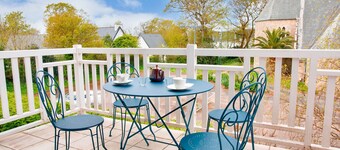 Close to beaches and shops, flat for 4