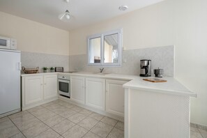 Fridge, microwave, oven, coffee/tea maker