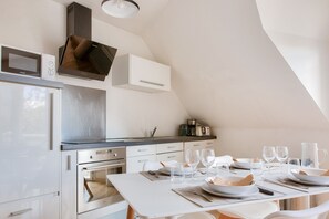 Kylskåp, mikrovågsugn, ugn och diskmaskin