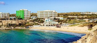 ☀️ Family-friendly apartment near Ghadira, Paradise & Golden Bay 🌴 Modern comfort with A/C (coin-operated) 🐚 Perfect base for a sunny Malta getaway.