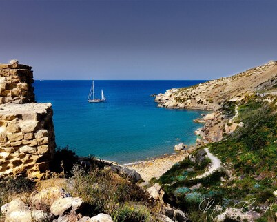 ☀️ Family-friendly apartment near Ghadira, Paradise & Golden Bay 🌴 Modern comfort with A/C (coin-operated) 🐚 Perfect base for a sunny Malta getaway.