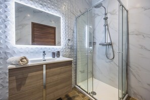 Hair dryer, towels - 🌴 Brand-new 2BR apartment in Mellieha for 4 guests. A/C, Wi-Fi, 55” Smart TV, full kitchen & lift access 🐚 Perfect for a peaceful and comfortable Malta stay ☀️. (Il-Mellieħa)