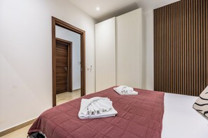 2 bedrooms, iron/ironing board, travel crib, free WiFi - 🌴 Brand-new 2BR apartment in Mellieha for 4 guests. A/C, Wi-Fi, 55” Smart TV, full kitchen & lift access 🐚 Perfect for a peaceful and comfortable Malta stay ☀️. (Il-Mellieħa)