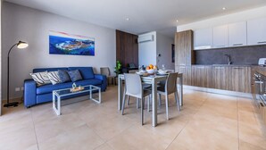 Un apartamento moderno con sala de estar, comedor y cocina.