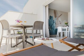 Outdoor dining - Family-friendly stay in idyllic Mellieħa 🌴☀️ Just minutes from Għadira, Paradise Bay, and Golden Bay, with easy access to Malta’s best beaches 🌊 For comfort, coin-operated air conditioning is available ❄️💠 (Il-Mellieħa)