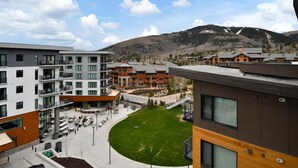 Un hôtel moderne doté d’une cour intérieure, de sièges en plein air et offrant une vue sur les montagnes.