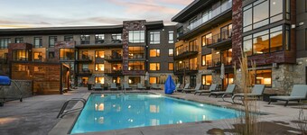 Stunning 4-bdr Penthouse With Rooftop Deck Ski-in out Access Pool hot Tubs 5-star Amenities