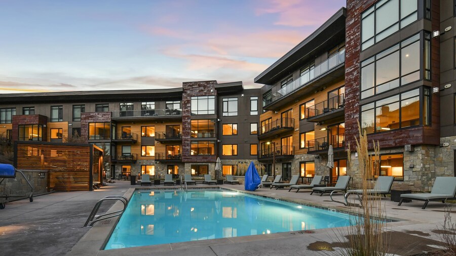 Stunning 4-bdr Penthouse With Rooftop Deck Ski-in out Access Pool hot Tubs 5-star Amenities