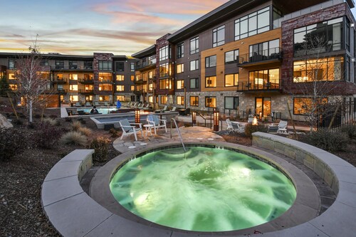 Stunning 4-bdr Penthouse With Rooftop Deck Ski-in out Access Pool hot Tubs 5-star Amenities