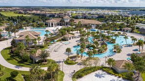 Et resort med flere swimmingpools, en golfbane og en stor pavillon.