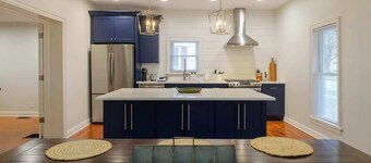 Sycamore Suites-Entire Home Steps from Journeyman