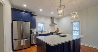 Sycamore Suites-Entire Home Steps from Journeyman