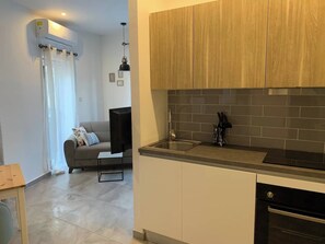 Fridge, oven, stovetop, coffee/tea maker