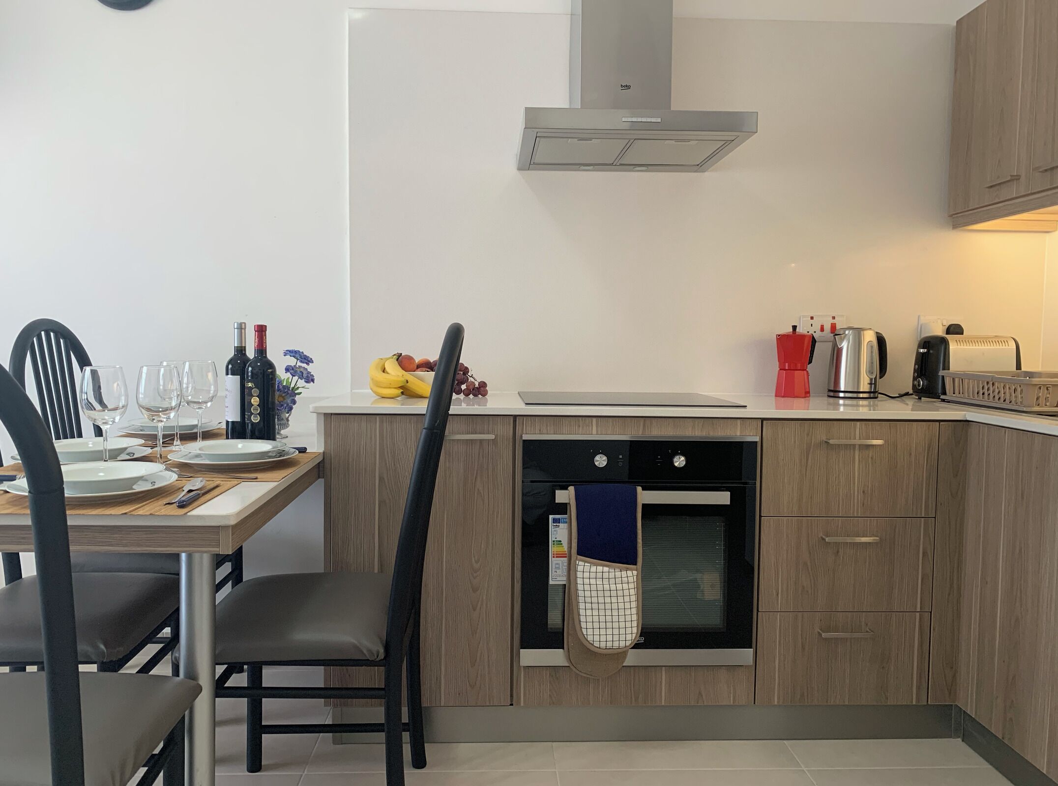 Fridge, oven, stovetop, coffee/tea maker