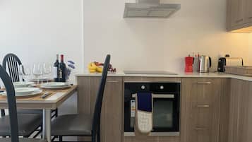 Fridge, oven, stovetop, coffee/tea maker