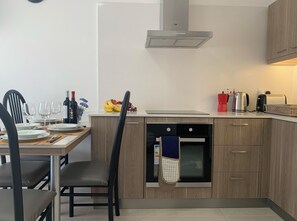 Refrigerador, horno, parrilla de estufa y cafetera y tetera 
