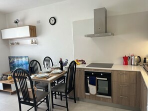 Kühlschrank, Ofen, Herdplatte, Wasserkocher mit Kaffee-/Teezubehör