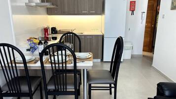 Réfrigérateur, four, plaque de cuisson, cafetiÚre/bouilloire